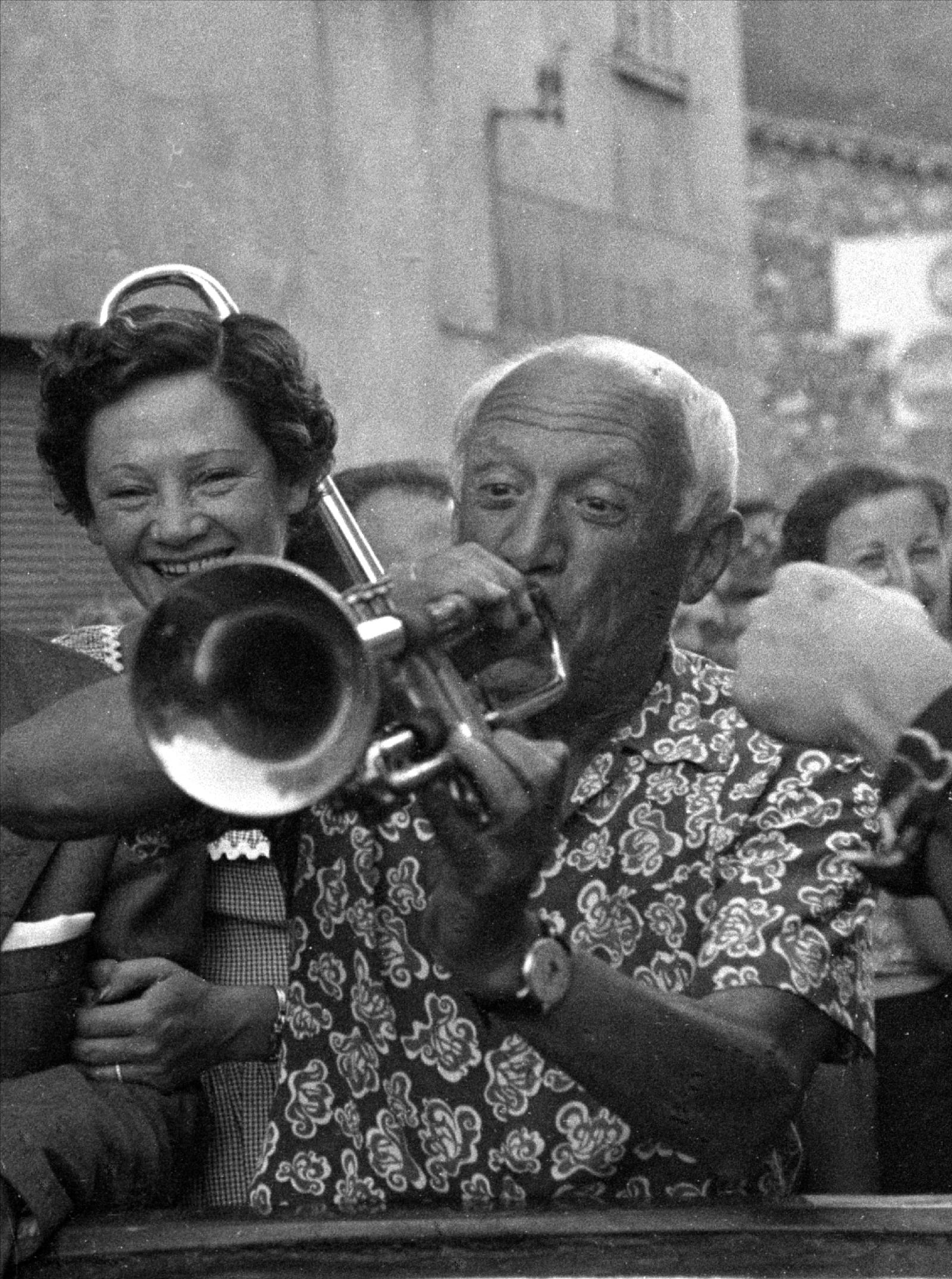 Unter Freunden in Vallauris-, Picasso spielt Trompete