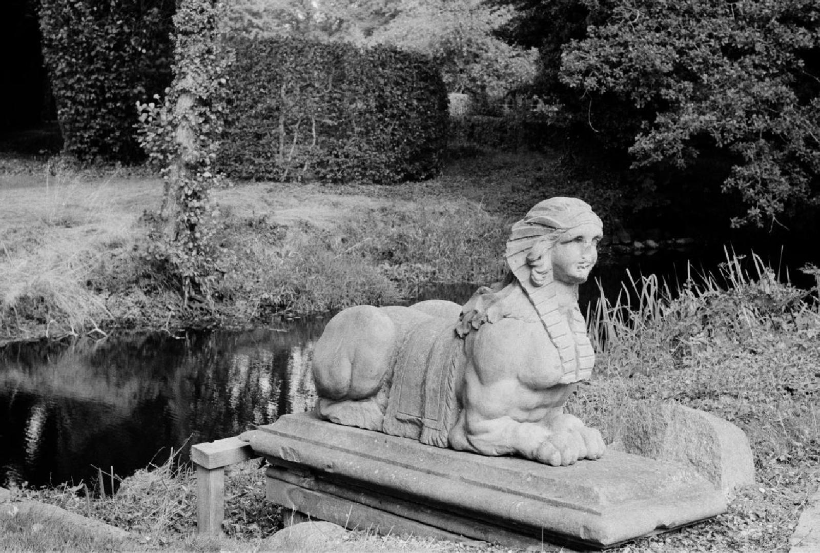 Sandsteinfigur einer Sphinx, Gut Jersbek